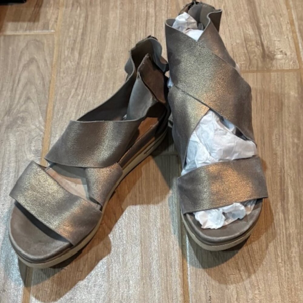 Eileen Fisher Metallic Sandal Size 6